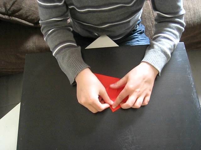 Hoe maak je een opblaasbare kubus van papier