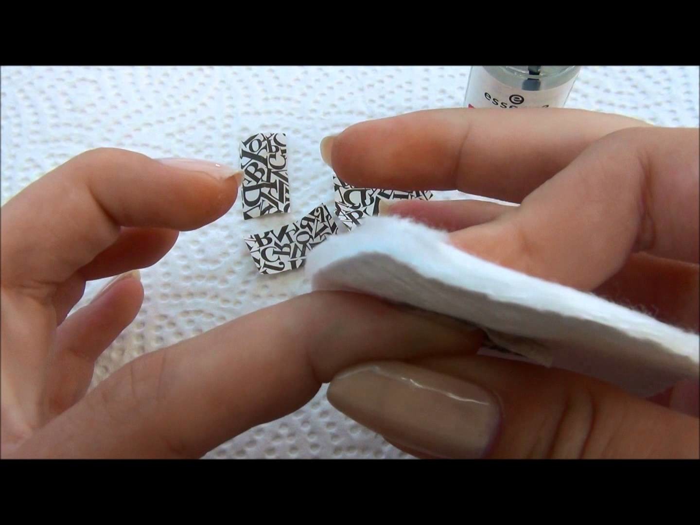 Paper print manicure van essence