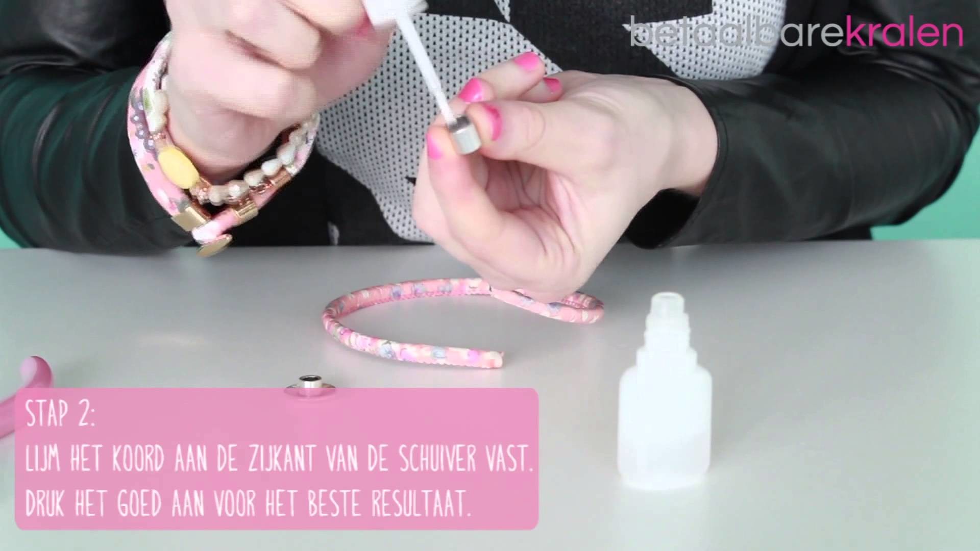 DIY: Hoe maak je een armband met gestikt koord en metalen eindkap met haaksluiting