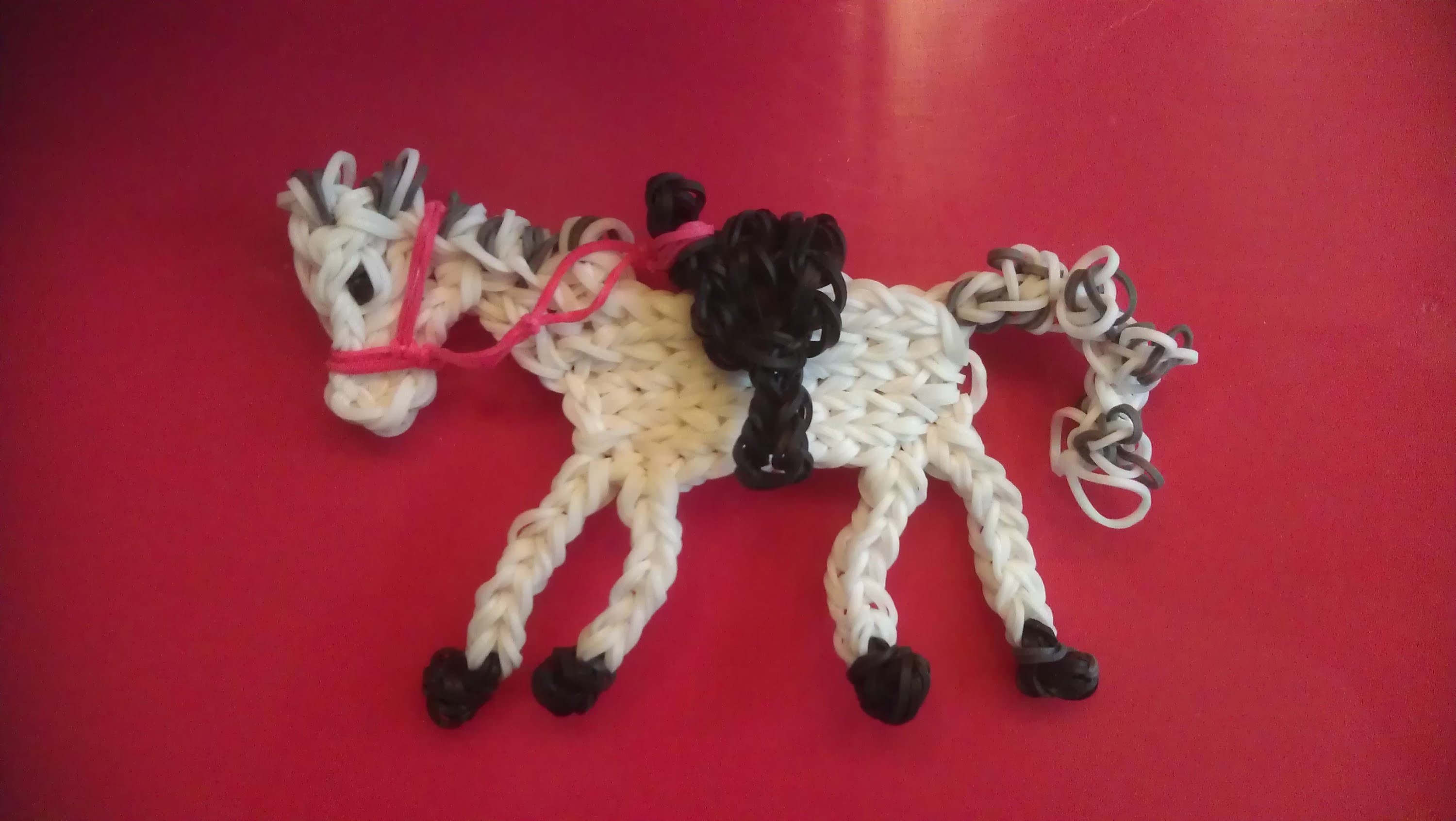 Rainbow loom Nederlands: paard van Sinterklaas, Amerigo (charm); ontwerp van Sandy Fiegen