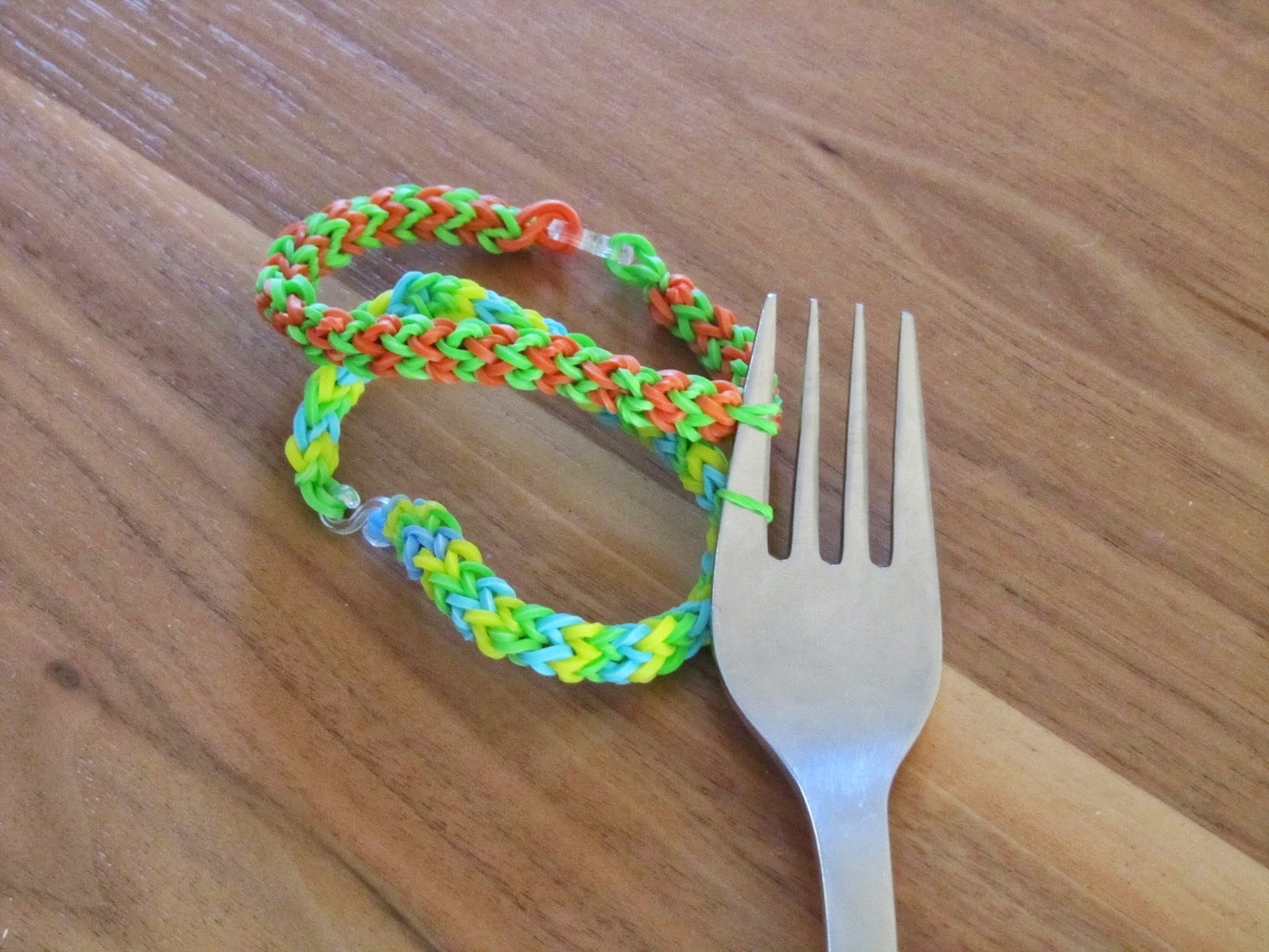 Hoe maak je een rainbow loom met een vork