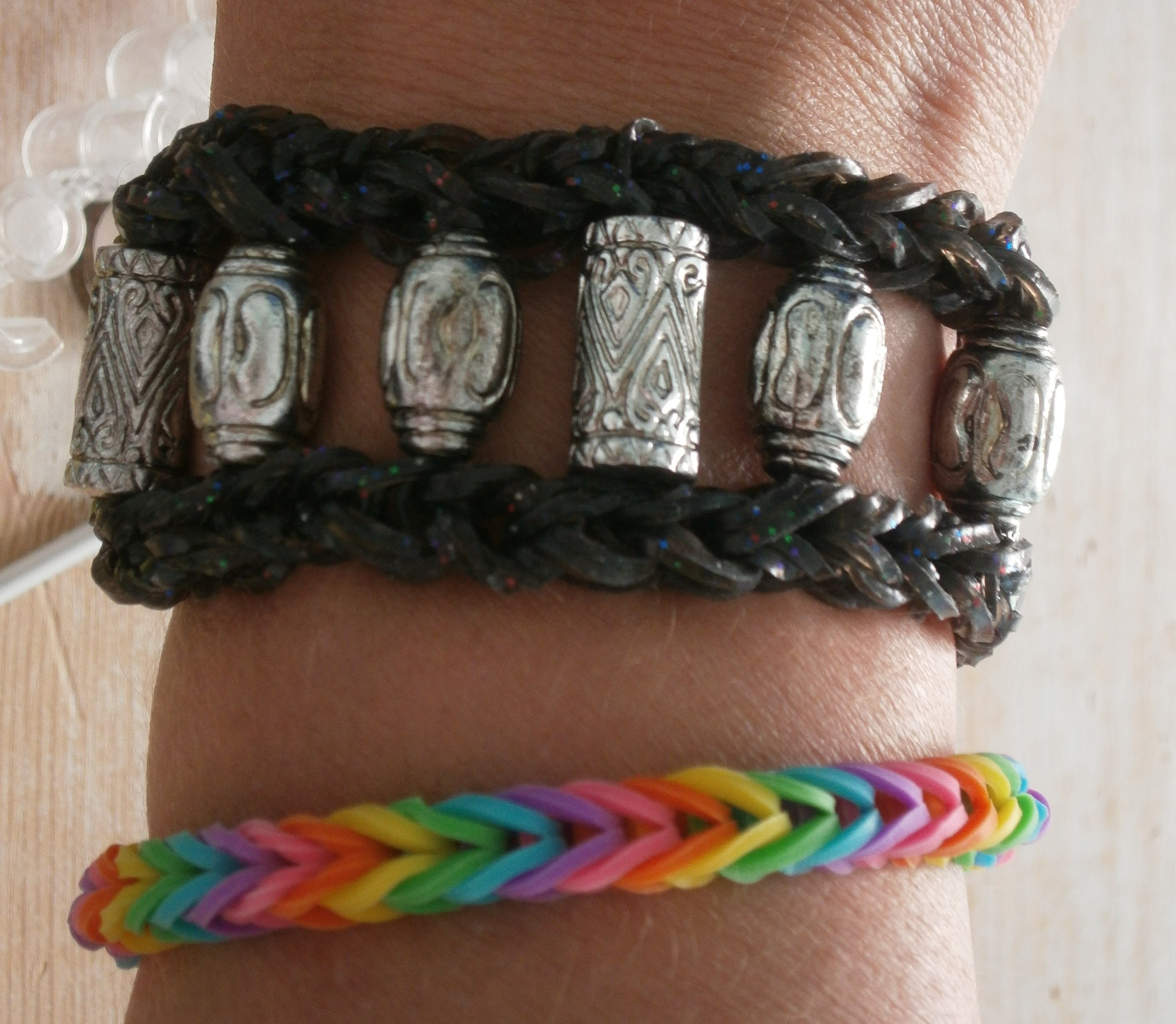 Nederlands Rainbow Loom stoere armband met kralen (lange versie)