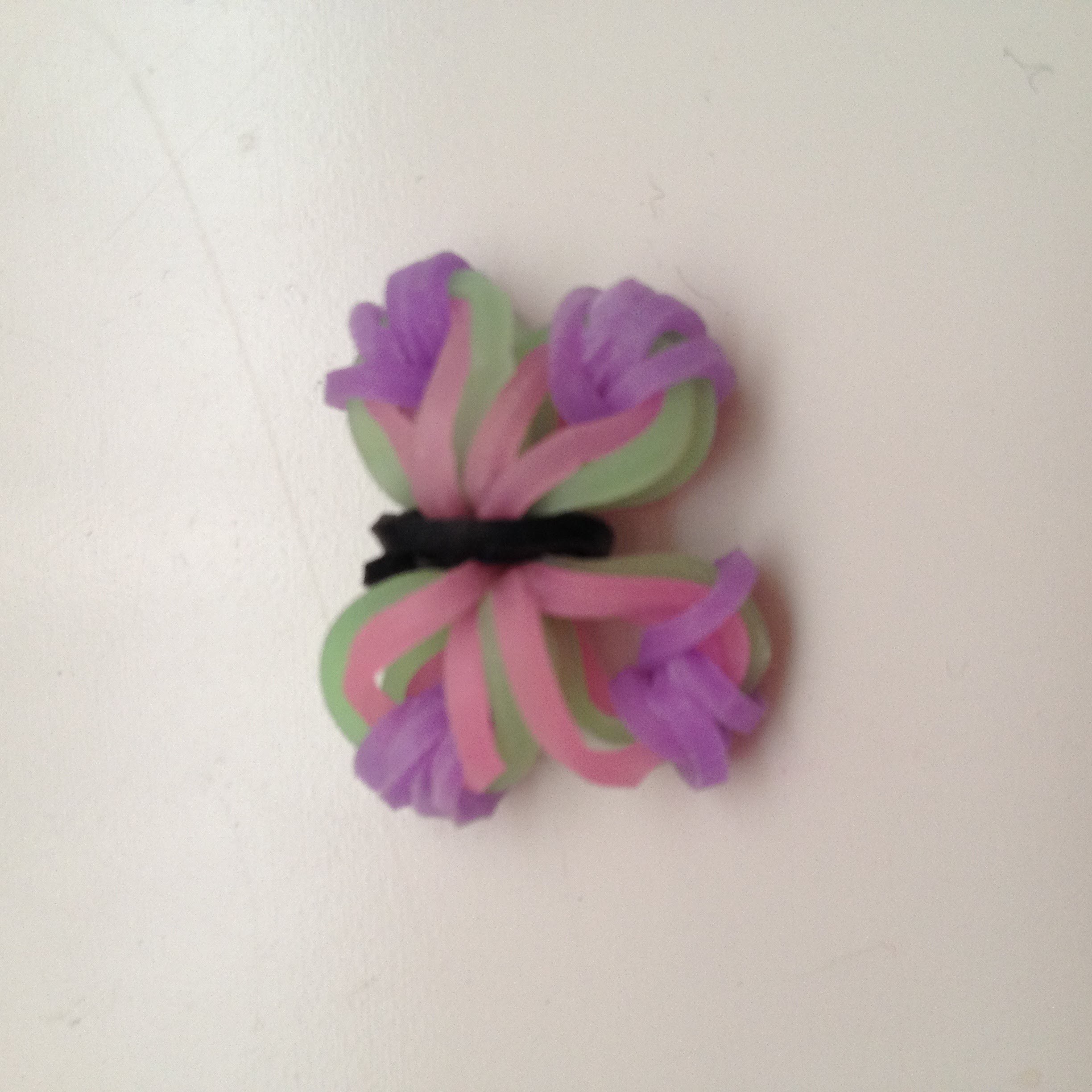 Uitleg "vlindertje" charm gemaakt van Rainbow Loom elastiekjes
