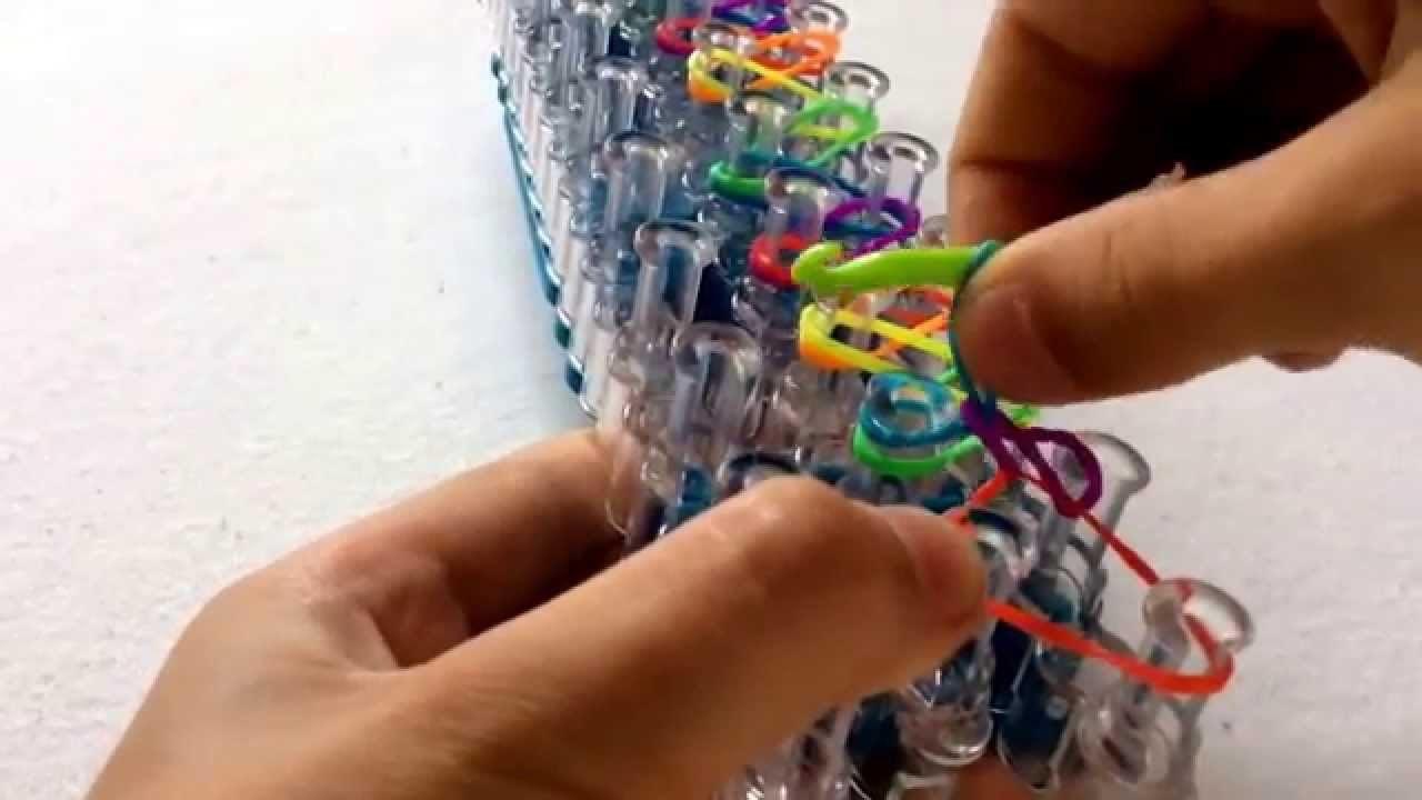 Dit is de basis armband van rainbow loom je hebt er  25 elastiekjes voor nodig plus een s of c clip