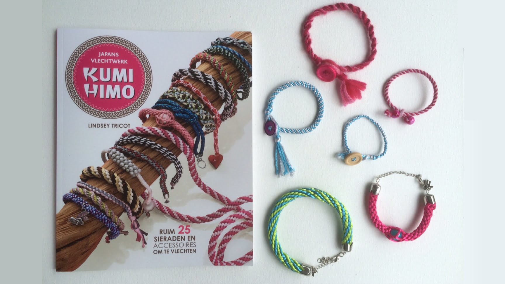 Kumihimo boek: Leer armbandjes, oorbellen en kettingen vlechten