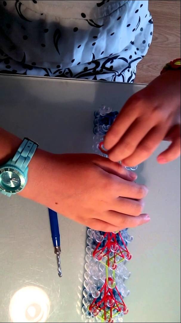 Rainbow loom aardbeien armbandje