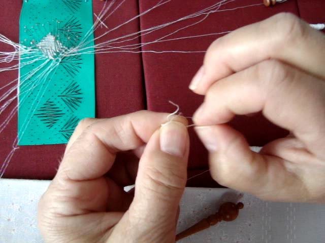 Kantklossen :Hoe maak ik een knoop  ?How to make knots in Bobbin Lace