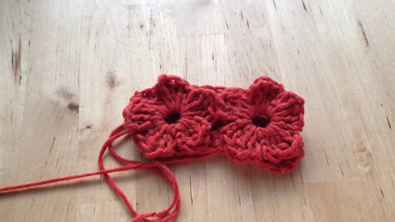Bloem in v steek. tussen 2 stokjes haken - crochet a flower in a v-stitch by Wendy Rademaker