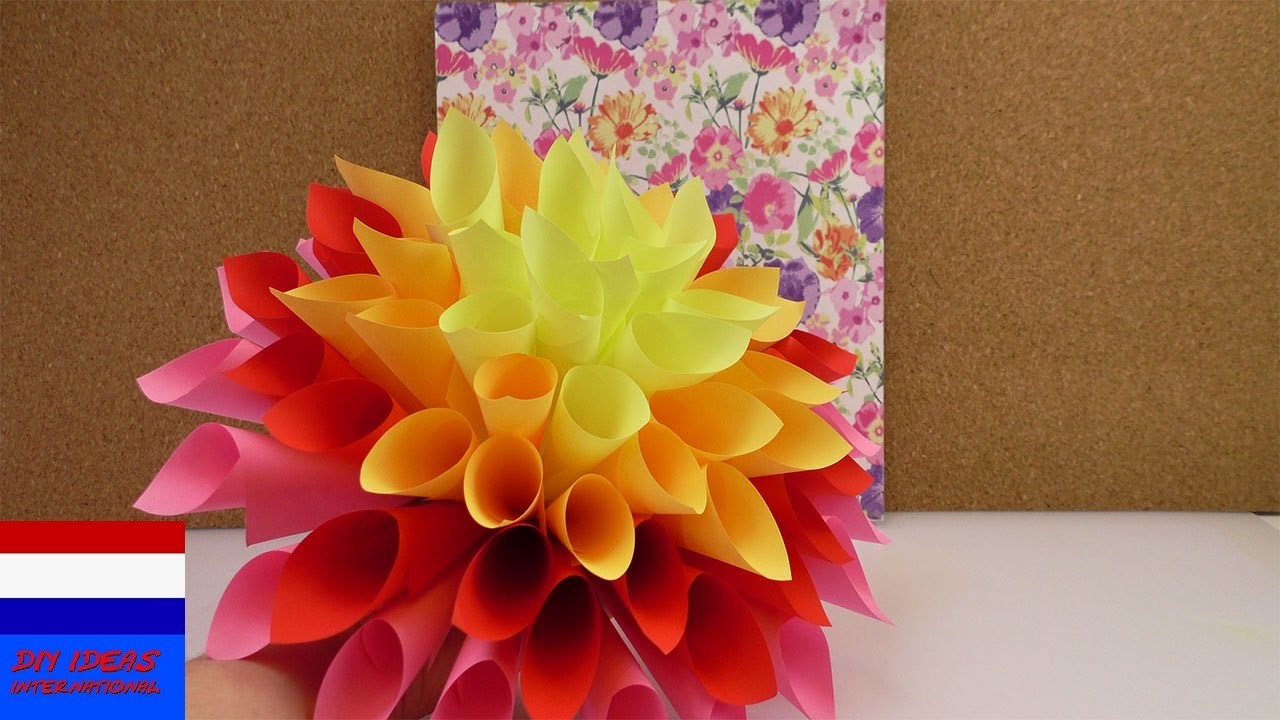 Supergrote bloem van papier als lentedecoratie | dahlia van notitieblaadjes