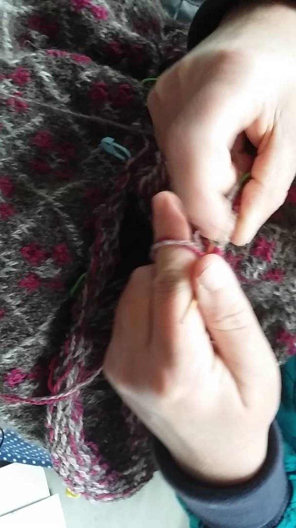 Fair Isle weaving.knit 3 colours l.