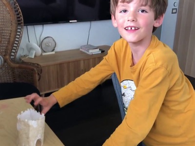 Knutselen: Oskar knutselt een zandkasteel van papier. Oskar crafts a paper sand castle
