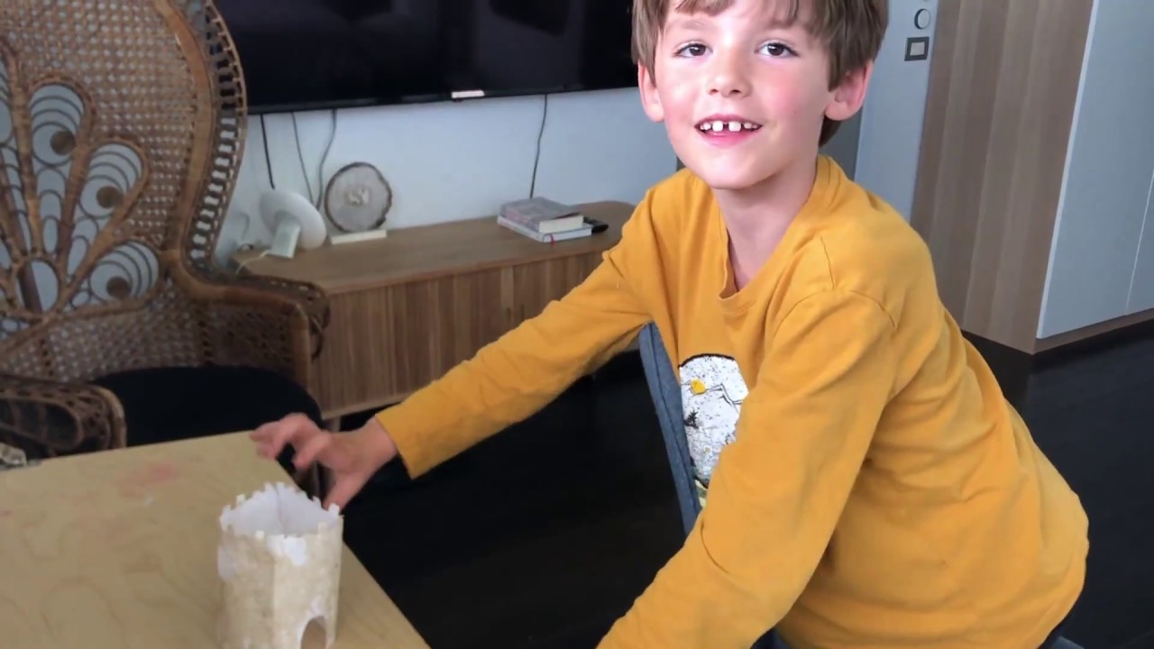 Knutselen: Oskar knutselt een zandkasteel van papier. Oskar crafts a paper sand castle