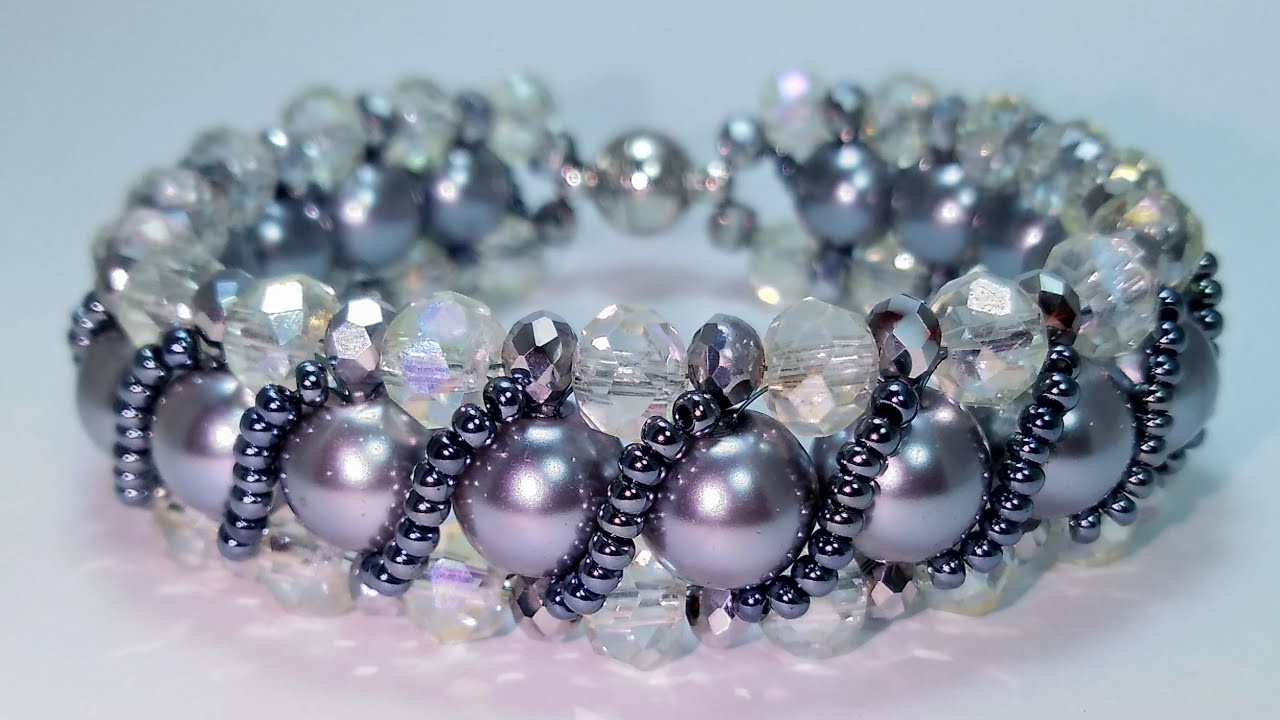 Elegant bracelet with pearls and crystals.Стильный браслет из жемчуга и кристалла.