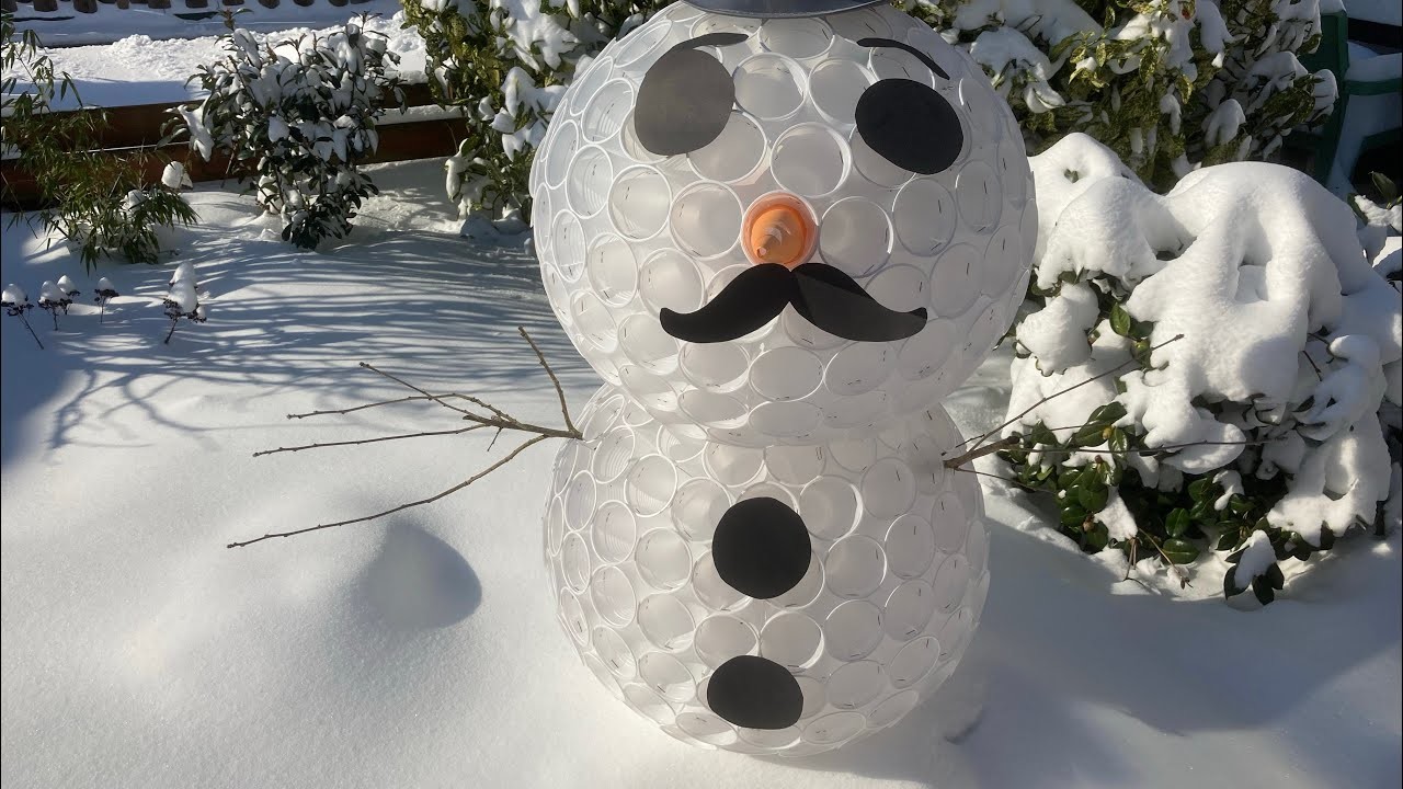 DIY: sneeuwpop van witte bekers, DIY snowman plastic cups