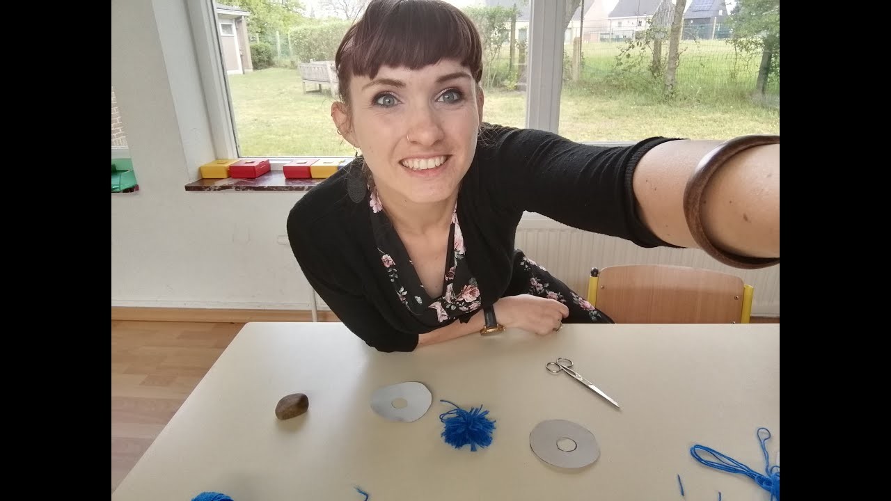 Juf Renée maakt pompoms