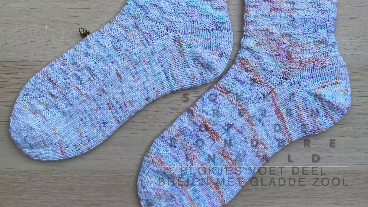 2 sokken tegelijk breien op de rondbreinaald met magic loop: Blokjes voetdeel breien met gladde zool