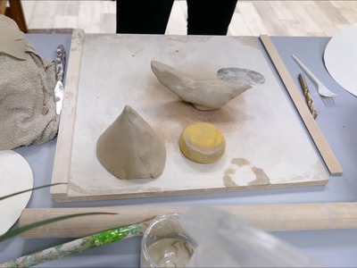 Live keramiek vogel maken van klei. ceramic bird making clay, kunstenares Bertina Tilma