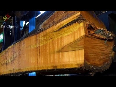 Belah tebal kayu jati besar di sawmill.bahan pembuatan meja furniture antik pesanan bos bali