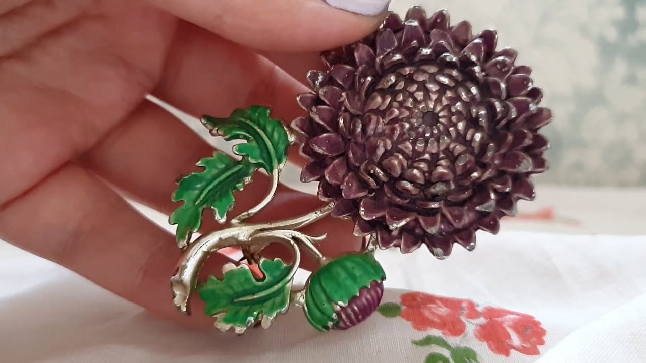 VINTAGE BROOCHES