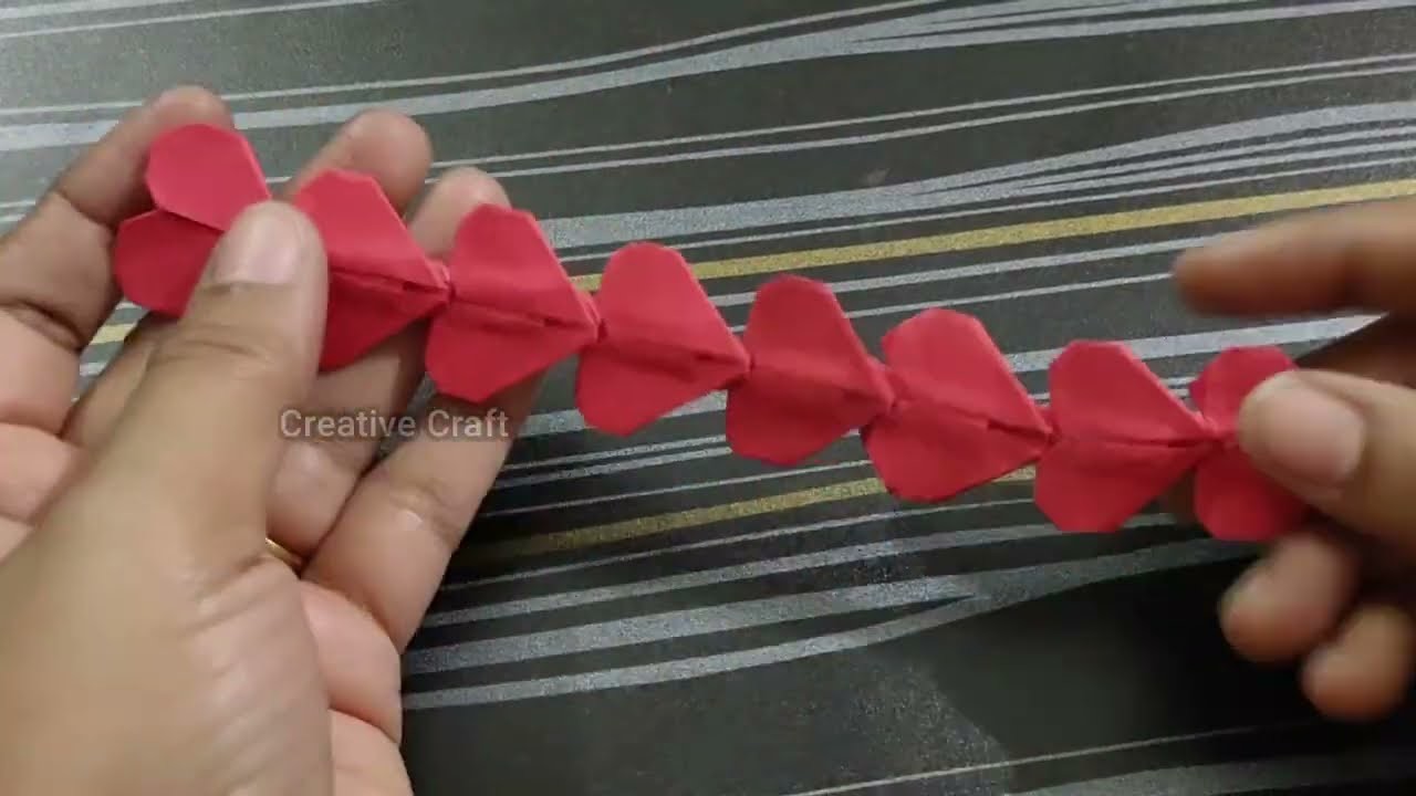 DIY paper Heart Bracelet. DIY Valentine's Day gift idea